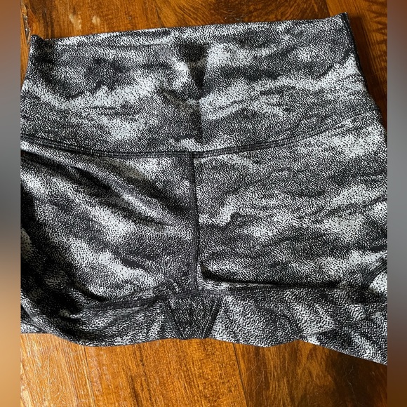 Lululemon Wunder Under
Crop (Hi-Rise) (21")
Luon Hazy Days Black White - Picture 4 of 6